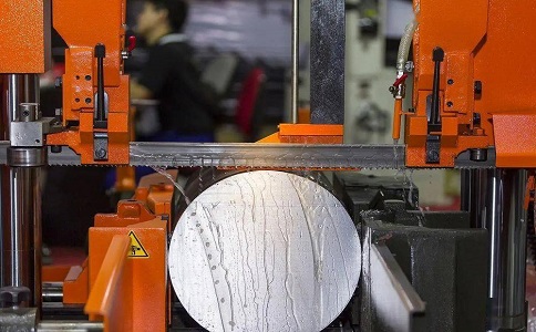 隆昌立式金属带锯床切削出现跑带故障解决方法！